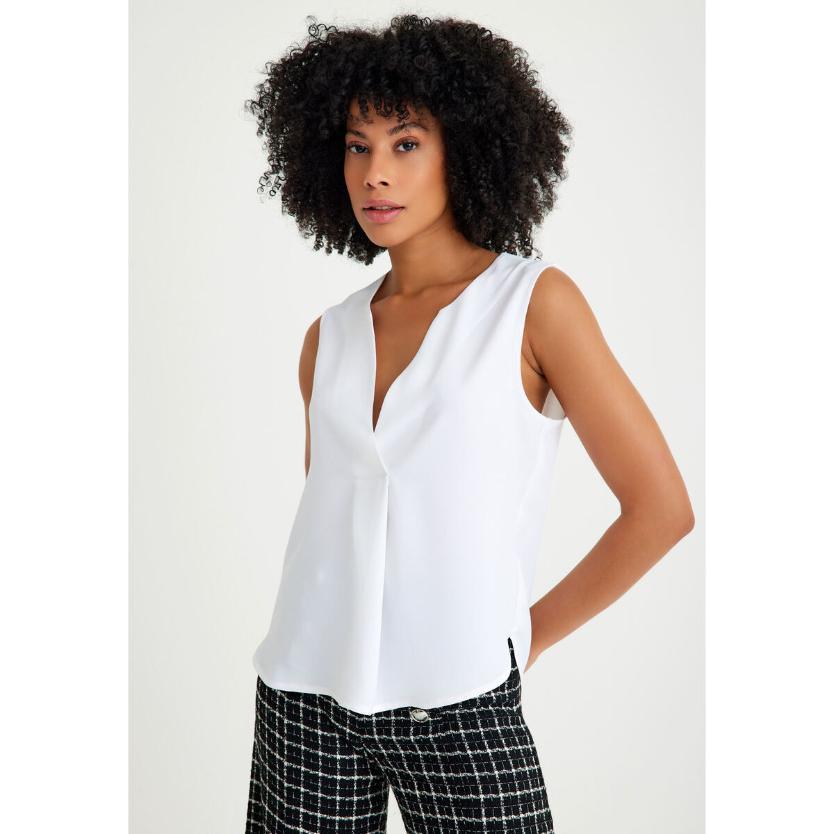 Kleidung Damen Tops / Blusen Just Like You Ärmellose Bluse mit V-Ausschnitt Weiss
